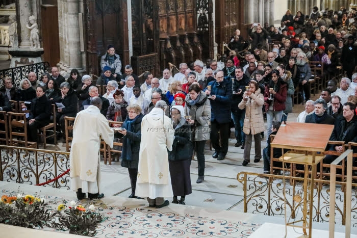 Messe de consécration du nouvel autel de la basilique Saint-Denis.