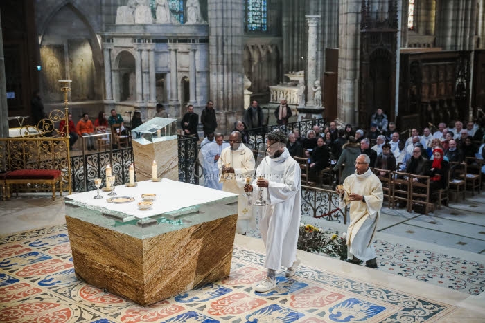 Messe de consécration du nouvel autel de la basilique Saint-Denis.