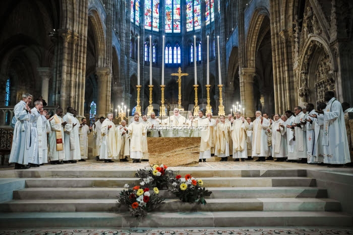 Messe de consécration du nouvel autel de la basilique Saint-Denis.