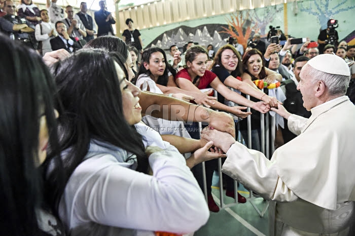 Voyage apostolique du pape François au Chili. Le pape dans une prison pour femmes.