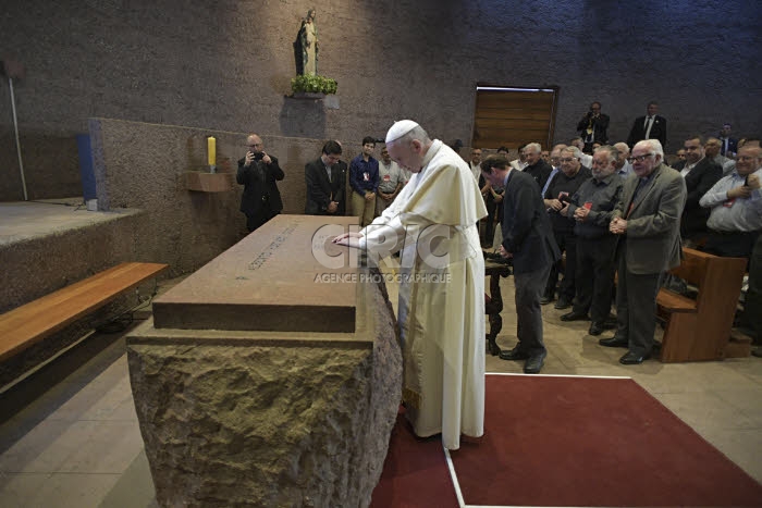 Voyage apostolique du pape François au Chili. Le pape sur la tombe de St Alberto Hurtado
