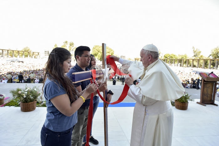 Voyage apostolique du pape François au Chili. Le pape et des jeunes chiliens.