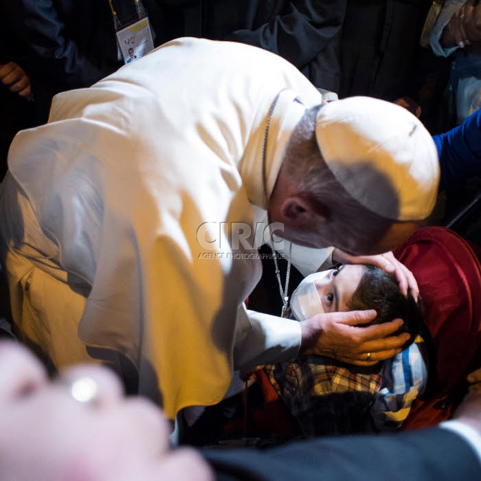 Voyage apostolique du pape François au Pérou. Le pape bénissant un enfant malade.