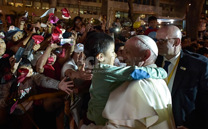 Voyage apostolique du pape François au Pérou. Le pape prenant dans ses bras un enfant.