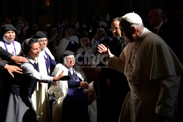 Voyage apostolique du pape François au Pérou. Le pape François saluant des religieuses contemplatives.