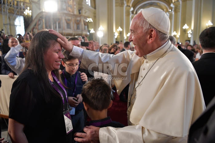 Voyage apostolique du pape François au Pérou. Le pape François bénissant une fidèle.