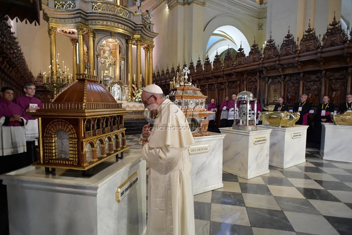 Voyage apostolique du pape François au Pérou. Reliques des saints péruviens.