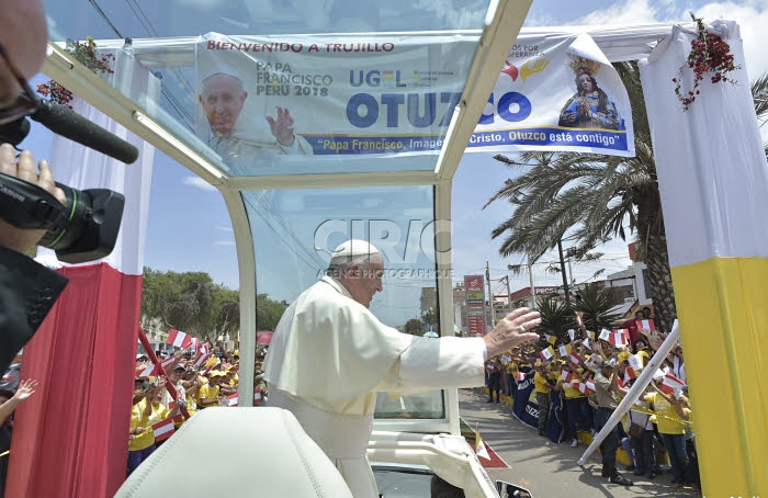 Voyage apostolique du pape François au Pérou. Le pape François saluant la foule