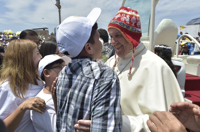 Voyage apostolique du pape François au Pérou. Le Pape porte un bonnet péruvien