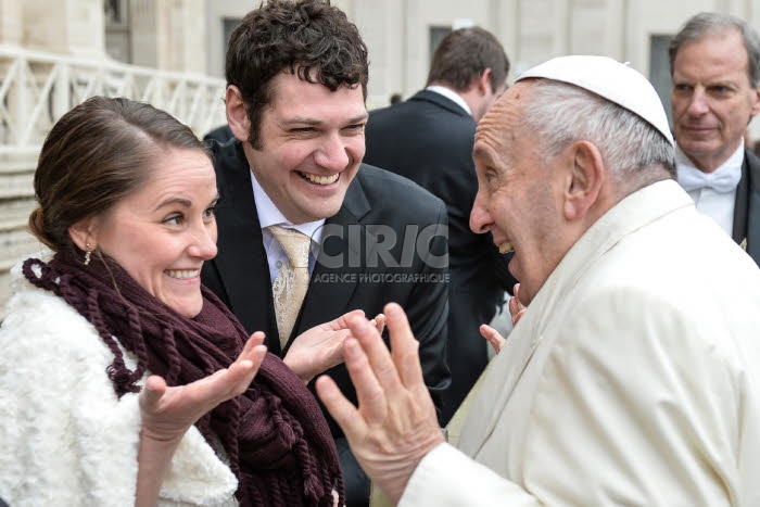 Le pape François saluant un couple de jeunes mariés