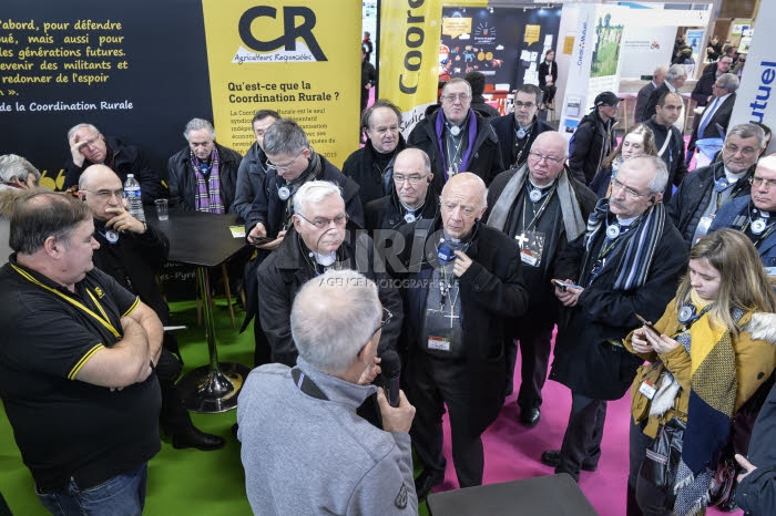 Evêques français au salon de l'agriculture à Paris.