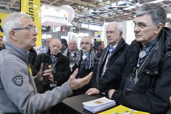 Evêques français au salon de l'agriculture à Paris.