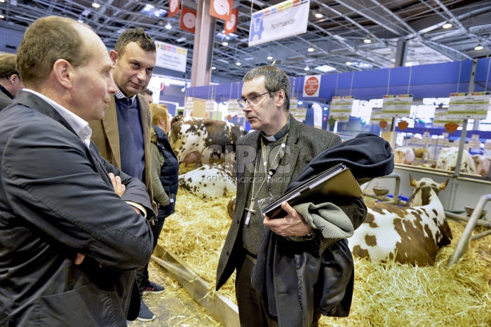 Evêques français au salon de l'agriculture à Paris.