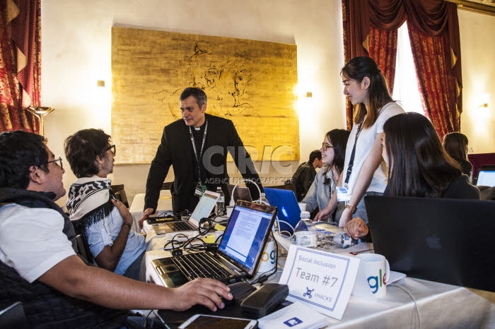 Premier “hackathon”, marathon collaboratif autour de la crise migratoire.