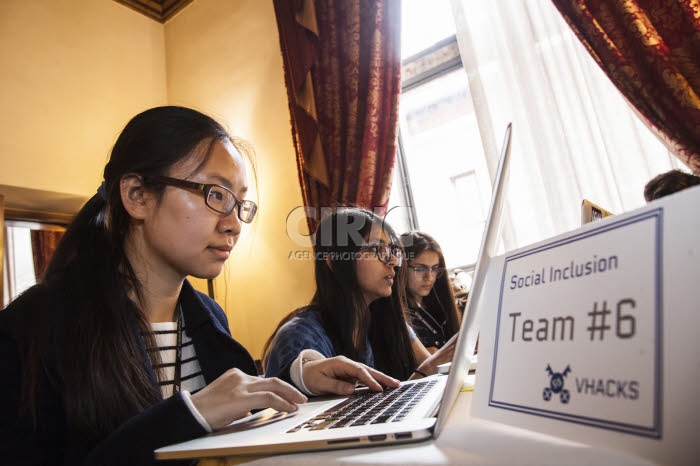 Premier “hackathon”, marathon collaboratif autour de la crise migratoire.