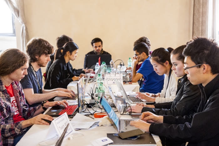 Premier “hackathon”, marathon collaboratif autour de la crise migratoire.