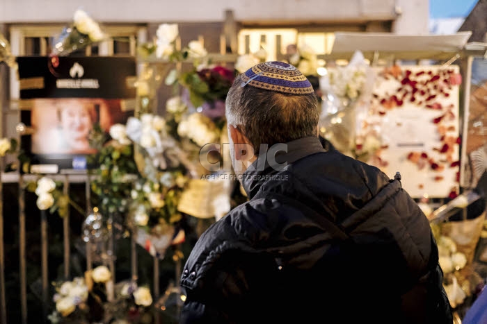 Marche blanche en hommage est rendu à Mireille KNOLL.