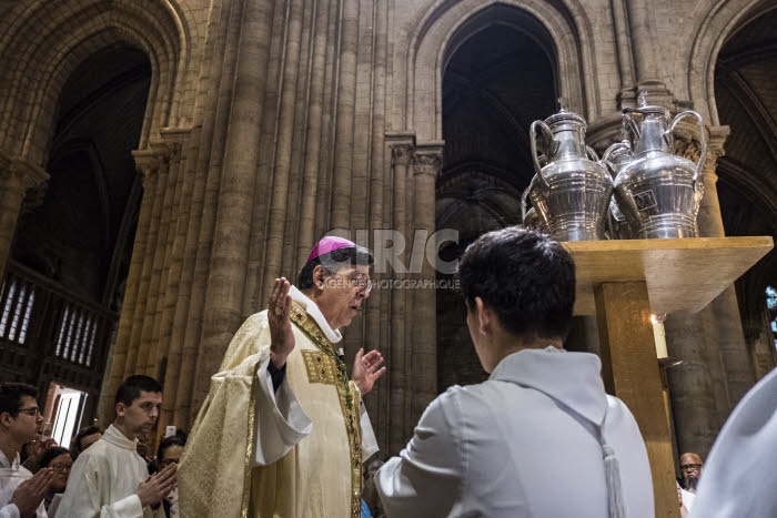 Messe Chrismale célébrée en la cathédrale Notre Dame à Paris.