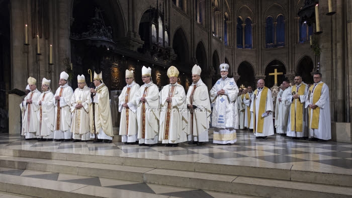 Messe Chrismale célébrée en la cathédrale Notre Dame à Paris.