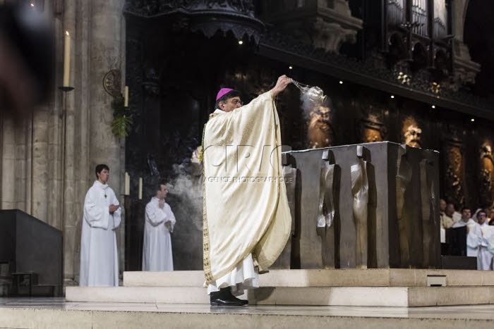Messe Chrismale célébrée en la cathédrale Notre Dame à Paris.