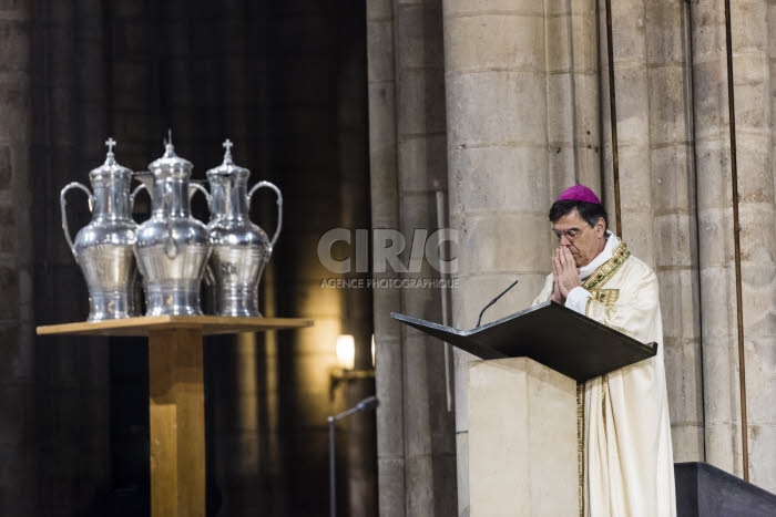 Messe Chrismale célébrée en la cathédrale Notre Dame à Paris.