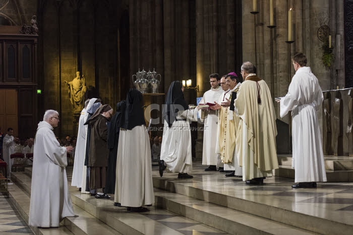 Messe Chrismale célébrée en la cathédrale Notre Dame à Paris.