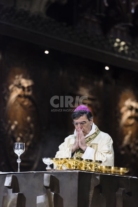 Messe Chrismale célébrée en la cathédrale Notre Dame à Paris.