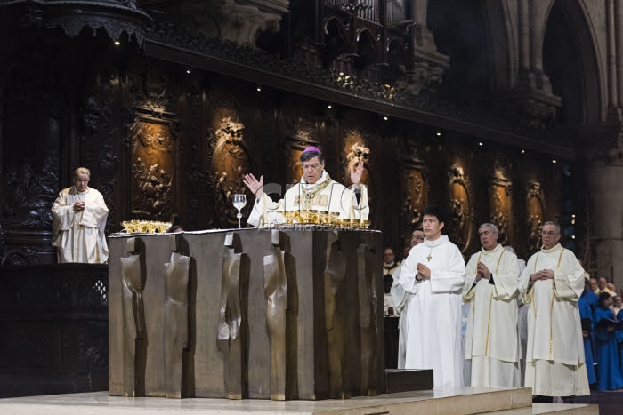 Messe Chrismale célébrée en la cathédrale Notre Dame à Paris.
