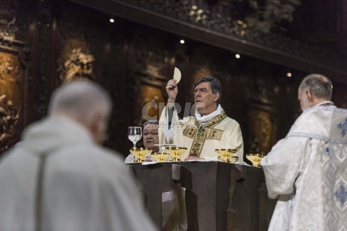 Messe Chrismale célébrée en la cathédrale Notre Dame à Paris.