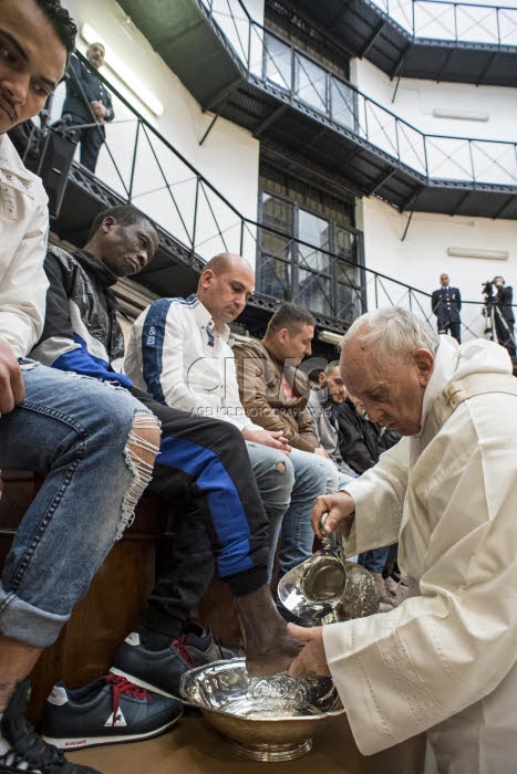Jeudi saint. Le pape lave les pieds de prisonniers de Regina Coelien à Rome.