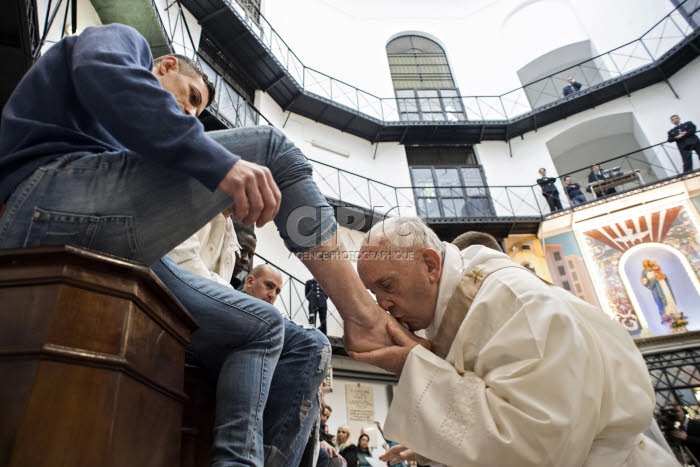Jeudi saint. Le pape lave les pieds de prisonniers de Regina Coelien à Rome.