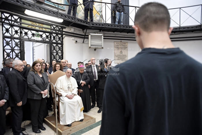 Jeudi saint. Le pape lave célèbre la messe dans la prison de Regina Coelien à Rome.