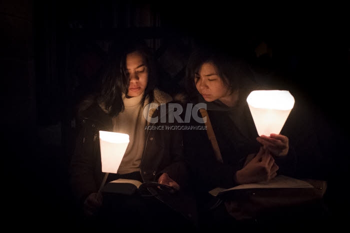 Vigile pascale en la cathédrale Notre Dame à Paris