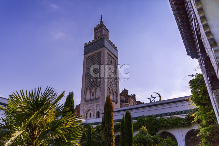 Minaret de la grande mosquée de Paris.