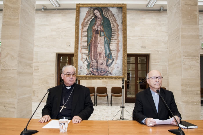 Pédophilie qui entache l'Eglise chilienne, conférence de presse des évêques chiliens au Vatican.