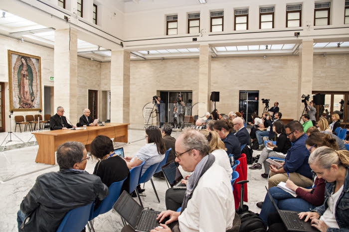 Pédophilie qui entache l'Eglise chilienne, conférence de presse des évêques chiliens au Vatican