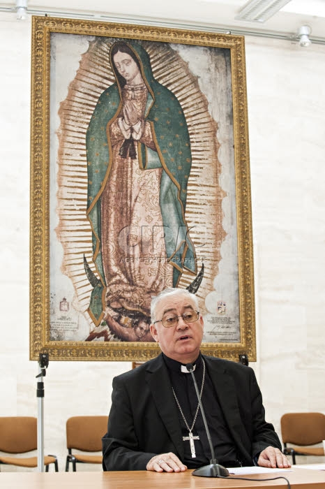 Pédophilie qui entache l'Eglise chilienne, conférence de presse des évêques chiliens au Vatican