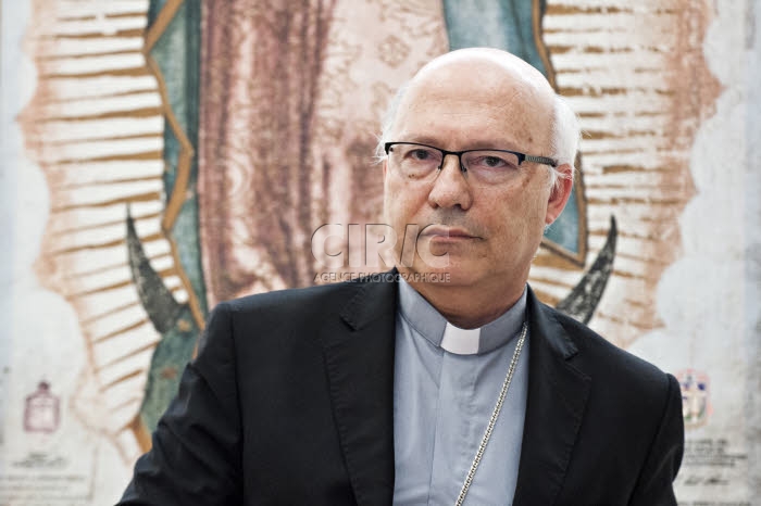 Pédophilie qui entache l'Eglise chilienne, conférence de presse des évêques chiliens au Vatican