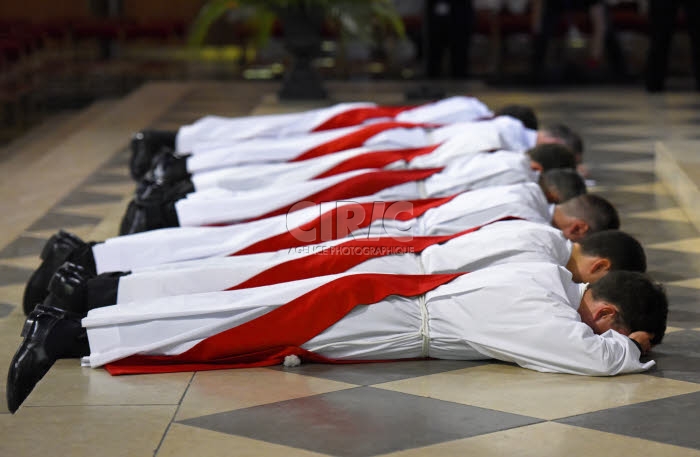 Ordinations sacerdotales en la cath. Notre Dame à Paris, France.