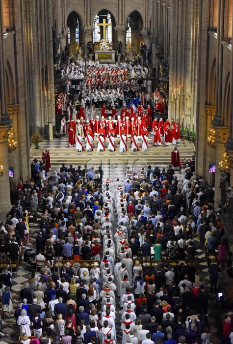 Ordinations sacerdotales en la cath. Notre Dame à Paris, France.