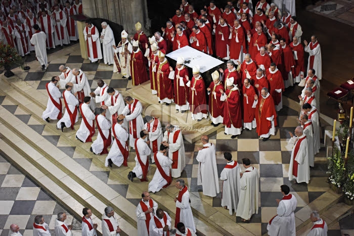Ordinations sacerdotales en la cath. Notre Dame à Paris, France.