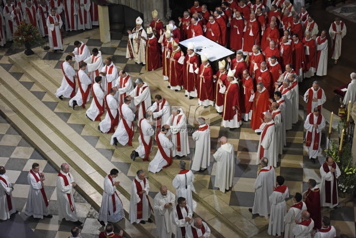 Ordinations sacerdotales en la cath. Notre Dame à Paris, France.