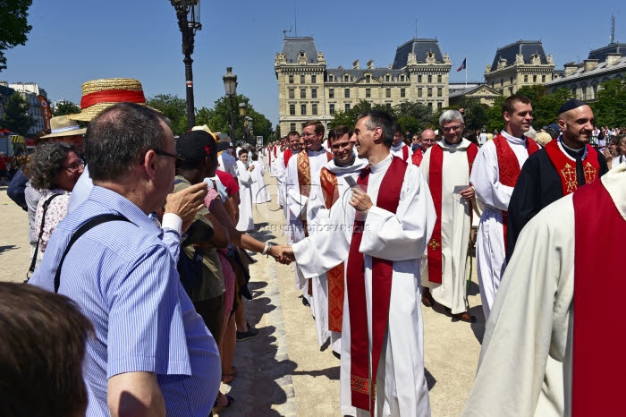 Ordinations sacerdotales en la cath. Notre Dame à Paris, France.