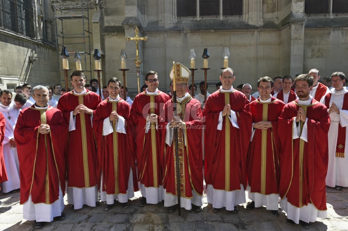 Ordinations sacerdotales en la cath. Notre Dame à Paris, France.