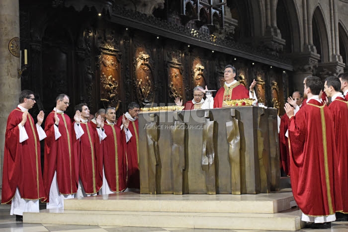 Ordinations sacerdotales en la cath. Notre Dame à Paris, France.