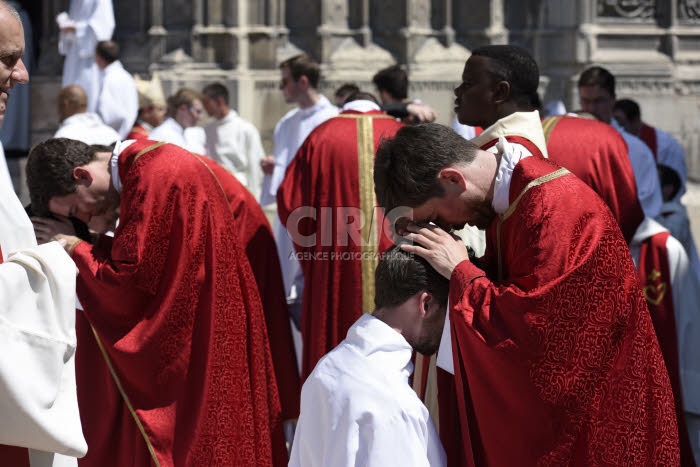 Ordinations sacerdotales en la cath. Notre Dame à Paris, France.
