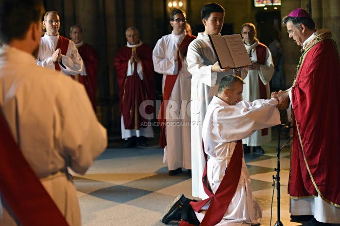 Ordinations sacerdotales en la cath. Notre Dame à Paris, France.