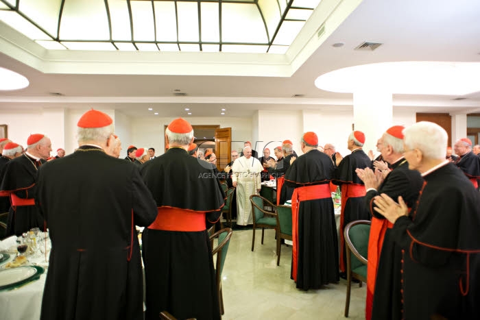 Election du pape François. Le nouveau pape rencontre les cardinaux.