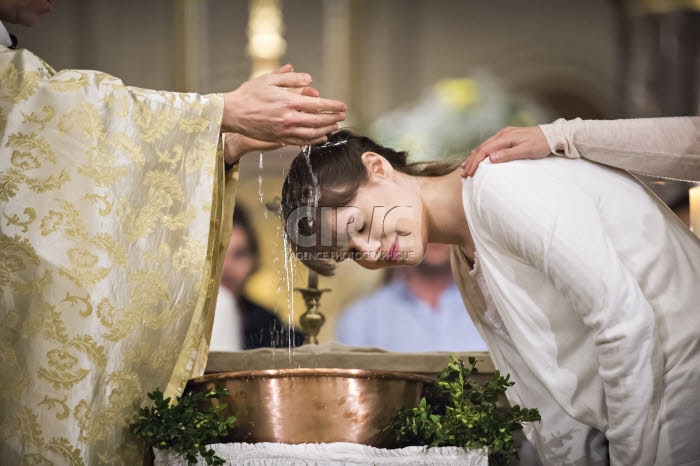 Baptême d'adulte, lors de la Vigile pascale.