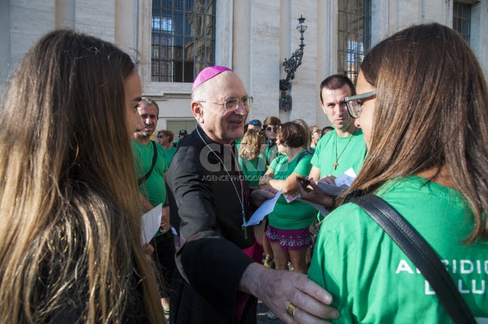Mgr Italo Benvenuto CASTELLANI, arch. de Lucques et des jeunes de son diocèse.